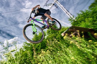 Dağ bisikletine atla