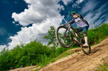 Atlama ve anında bir dağ bisikleti