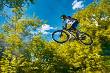 Atlama ve anında bir dağ bisikleti