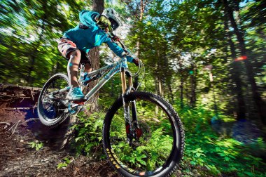 Moskova, Rusya - 25 Ağustos 2017: Atlama ve dağ bisikleti üzerinde uçmak. Binici dağ Bisiklet spor eylem. Ormanda sürme motorcu. Serin atlet bisikletçi bir bisiklet. Mtb bisikleti.