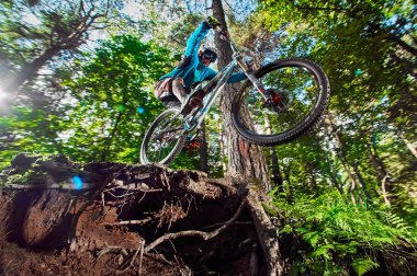 Moskova, Rusya - 25 Ağustos 2017: Atlama ve dağ bisikleti üzerinde uçmak. Binici dağ Bisiklet spor eylem. Ormanda sürme motorcu. Serin atlet bisikletçi bir bisiklet. Mtb bisikleti.