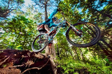 Moskova, Rusya - 25 Ağustos 2017: Atlama ve dağ bisikleti üzerinde uçmak. Binici dağ Bisiklet spor eylem. Ormanda sürme motorcu. Serin atlet bisikletçi bir bisiklet. Mtb bisikleti.