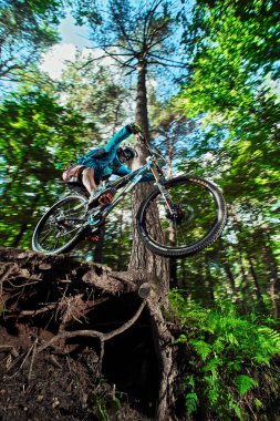 Moskova, Rusya - 25 Ağustos 2017: Atlama ve dağ bisikleti üzerinde uçmak. Binici dağ Bisiklet spor eylem. Ormanda sürme motorcu. Serin atlet bisikletçi bir bisiklet. Mtb bisikleti.