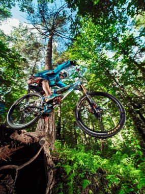 Atlama ve anında bir dağ bisikleti