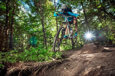 Moskova, Rusya - 18 Ağustos 2017: Atlama ve dağ bisikleti üzerinde uçmak. Binici dağ Bisiklet spor eylem. Ormanda sürme motorcu. Serin atlet bisikletçi bir bisiklet. Mtb bisikleti.
