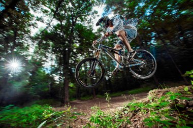 Moscow, Rusya Federasyonu - 21 Ağustos 2017: Atlama ve dağ bisikleti üzerinde uçmak. Binici dağ bisiklet spor eylem. Ormanda sürme motorcu. Serin atlet bisikletçi bir bisiklet. Mtb bisikleti.