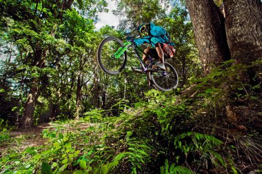 Moskova, Rusya - 18 Ağustos 2017: Atlama ve dağ bisikleti üzerinde uçmak. Binici dağ Bisiklet spor eylem. Ormanda sürme motorcu. Serin atlet bisikletçi bir bisiklet. Mtb bisikleti.