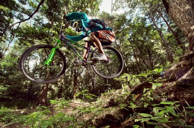 Moskova, Rusya - 18 Ağustos 2017: Atlama ve dağ bisikleti üzerinde uçmak. Binici dağ Bisiklet spor eylem. Ormanda sürme motorcu. Serin atlet bisikletçi bir bisiklet. Mtb bisikleti.