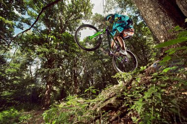 Moskova, Rusya - 18 Ağustos 2017: dağ bisiklet bisikletçi wheelie dublör mtb Bisiklet yapıyor. Dağ bisiklet bisikletçi ormanda sürme. Motosiklet Binme aşırı spor bisiklet. Serin atlet bisikletçi bir bisiklet. Mtb bisikleti.