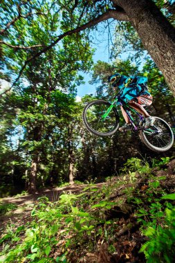 Moskova, Rusya - 18 Ağustos 2017: Atlama ve dağ bisikleti üzerinde uçmak. Binici dağ Bisiklet spor eylem. Ormanda sürme motorcu. Serin atlet bisikletçi bir bisiklet. Mtb bisikleti.