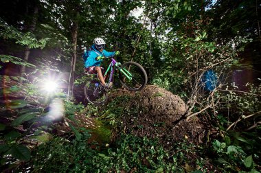 Moskova, Rusya - 18 Ağustos 2017: Ormanda bisiklete binen bisikletçi. Dağ bisikleti bisikletçisi off road yapıyor. Dağ bisikleti sporunda yarışan bir sürücü. Bisikletli havalı bir sporcu. MTB bisikleti