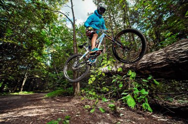 Atlamak ve bir dağ bisikleti üzerinde sinek. Binici dağ Bisiklet spor eylem. Ormanda sürme motorcu. Serin atlet bisikletçi bir bisiklet. Mtb bisikleti.