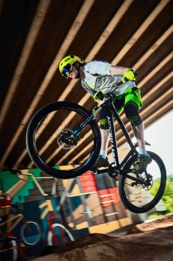 Moskova, Rusya - 8 Ağustos 2017: Atlama ve dağ bisikleti üzerinde uçmak. Binici dağ Bisiklet spor eylem. Motorcu bir dublör ve atlama aşağı adım yapma. Serin atlet bisikletçi bir bisiklet. Mtb bisikleti.