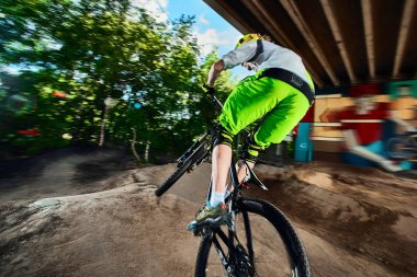 Moskova, Rusya - 10 Ağustos 2017: saldırgan virajlarla bisiklete binen bisikletçi. Dağ bisikletçisi pompa pistinde. Dağ bisikleti sporunda yarışan bir sürücü. Bisikletli havalı bir sporcu. MTB bisikleti.