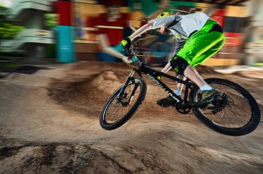 Atlama ve anında bir dağ bisikleti