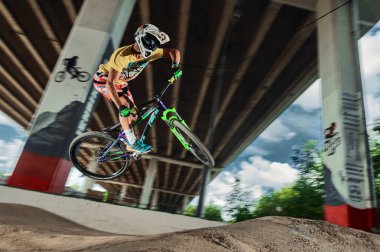 Atlama ve anında bir dağ bisikleti