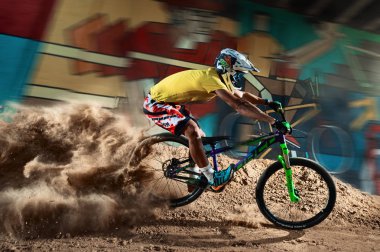 Agresif dönüşler ile Biker sürme