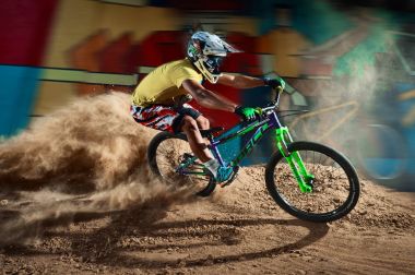 Agresif dönüşler ile Biker sürme