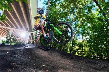 Agresif dönüşler ile Biker sürme