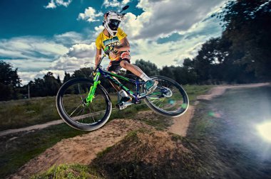 Atlama ve anında bir dağ bisikleti