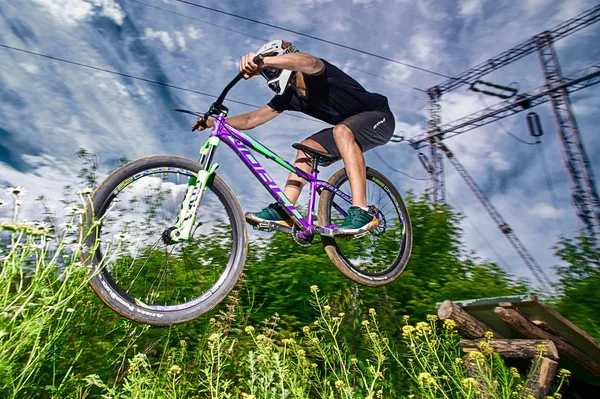 Springen und Fliegen auf dem Mountainbike — Stockfoto