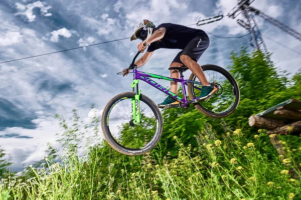 Springen und Fliegen auf dem Mountainbike — Stockfoto
