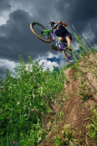 Ciclista de bicicleta de montanha fazendo acrobacia de rodas em uma bicicleta mtb — Fotografia de Stock