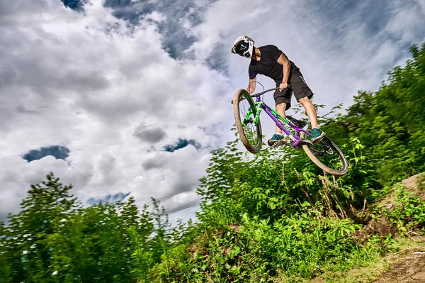 Hoppa på en mountainbike — Stockfoto