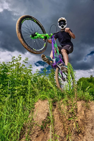 Mountainbike cyklist gör wheelie stunt på en MTB cykel — Stockfoto