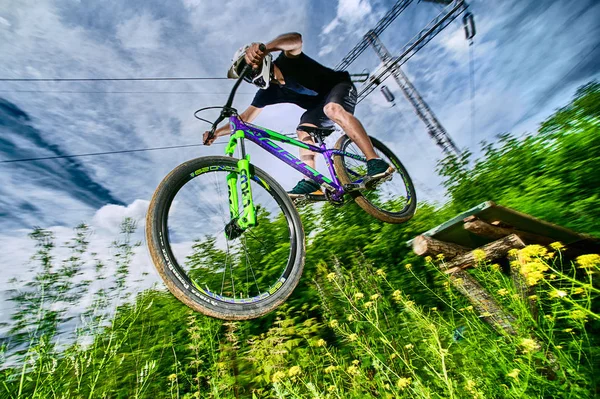 Saltar em uma bicicleta de montanha — Fotografia de Stock