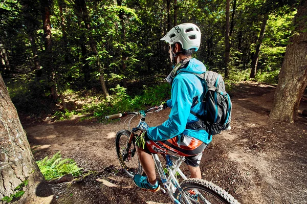 Motor gunung. Pengendara sepeda dengan sepeda di hutan . — Stok Foto