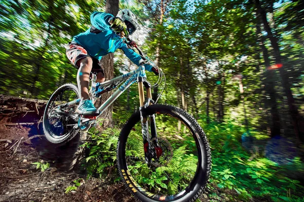 Moskva, Ryssland - 25 augusti 2017: Hoppa och flyga på en mountainbike. Ryttare i aktion på mountain bike sport. Biker ridning i skogen. Koola atlet cyklist på en cykel. MTB Cykling. — Stockfoto