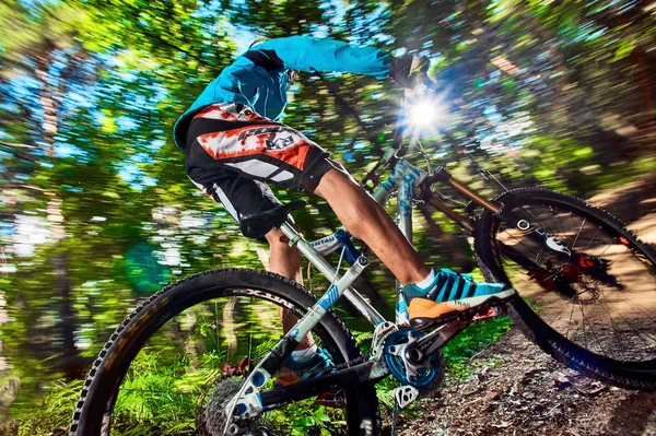 Moscou, Rússia - 24 de agosto de 2017: Andar de bicicleta com curvas agressivas. Mountain Bike ciclista andando na floresta. Piloto em ação no esporte mountain bike. MTB ciclismo . — Fotografia de Stock