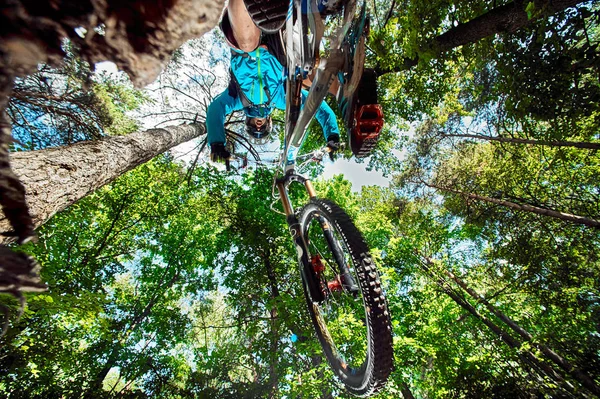 Kamera nın üstündebir dağ bisikletinde zıplayıp uçun