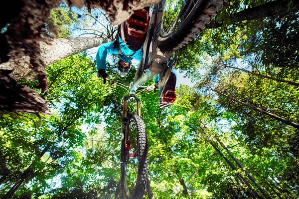 Saltar e voar em uma bicicleta de montanha acima da câmera — Fotografia de Stock