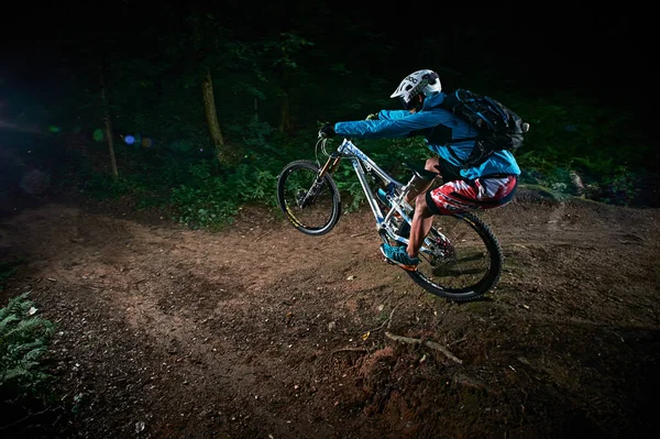 Moscow, Oroszország - 2017. augusztus 25.: Éjszakai utazás az erdőben. Mountain Bike kerékpáros terepjáró lovaglás. Versenyző fellépés mountain bike sport. Hűvös atléta kerékpáros kerékpárt. MTB kerékpár. — Stock Fotó