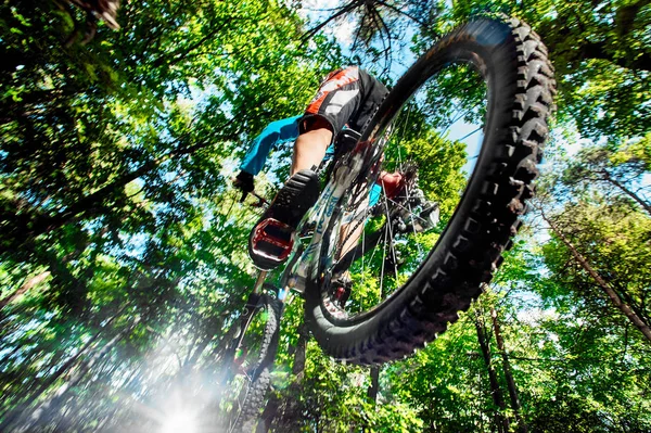 Moscou, Russie - 18 août 2017 : Sautez et volez sur un VTT au-dessus de la caméra. Cavalier en action au sport de VTT. Cycliste chevauchant dans la forêt. Cool athlète cycliste sur un vélo. Vélo VTT . — Photo