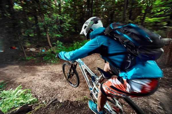 Moskova, Rusya - 18 Ağustos 2017: Atlama ve dağ bisikleti üzerinde uçmak. Binici dağ bisiklet spor eylem. Ormanda sürme motorcu. Serin atlet bisikletçi bir bisiklet. Yakın çekim
