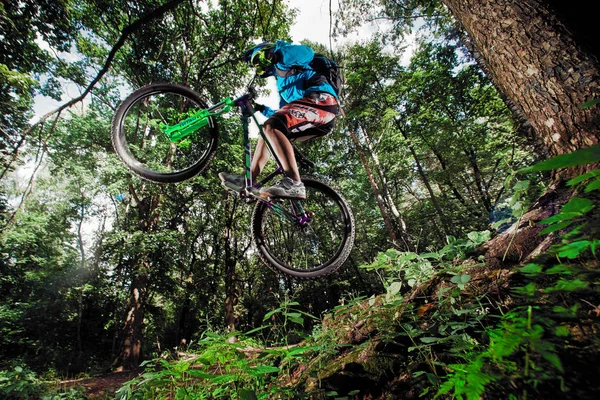 Moskau, Russland - 18. August 2017: Springen und fliegen auf einem Mountainbike. Fahrer im Einsatz beim Mountainbike-Sport. Radfahren im Wald. coole Sportler Radler auf einem Fahrrad. mtb Radfahren. — Stockfoto