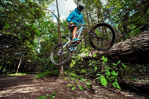 Ugrás és repülni egy mountain bike. Versenyző fellépés mountain bike sport. Motoros lovaglás erdőben. Hűvös atléta kerékpáros kerékpárt. MTB kerékpár. — Stock Fotó