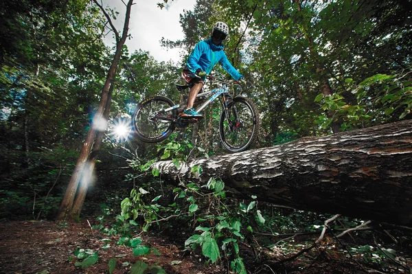 Springen und fliegen auf einem Mountainbike. Fahrer im Einsatz beim Mountainbike-Sport. Biker macht einen Stunt und springt runter. coole Sportler Radler auf einem Fahrrad. mtb Radfahren. — Stockfoto