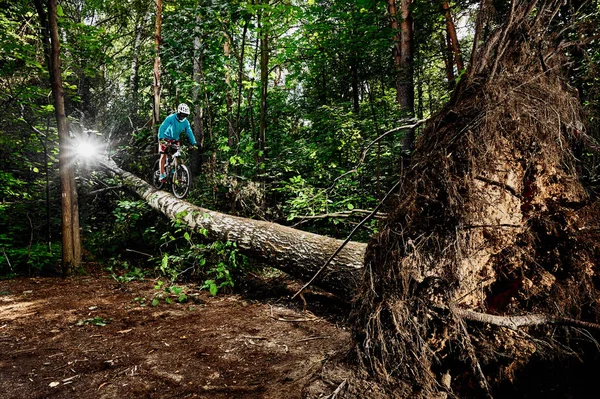 Moskau, Russland - 20. August 2017: Biker fahren im Wald. Mountainbike-Fahrer, der abseits der Straße fährt. Fahrer in Aktion beim Mountainbike-Sport. Coole Radsportlerin auf dem Fahrrad. Mountainbiken. — Stockfoto