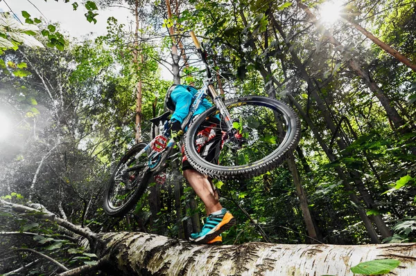 Mountainbike. Radfahrer trägt Fahrrad im Wald. — Stockfoto