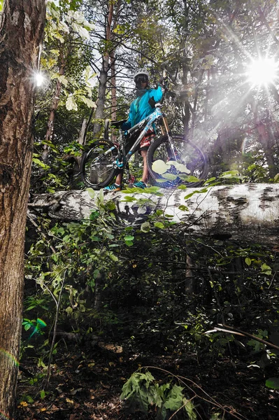 Moscow, Russia - August 21, 2017: Mountain bike. Cyclist with bike in the forest. — Stock Photo, Image