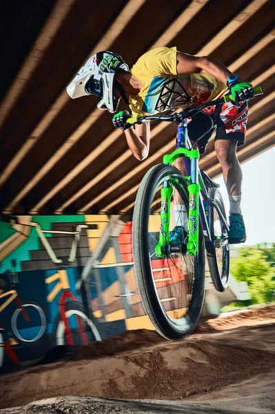 Saltar y volar en una bicicleta de montaña. Jinete en acción en el deporte bicicleta de montaña. Motociclista haciendo un truco y bajando saltando. Cool ciclista atleta en una bicicleta. MTB ciclismo . —  Fotos de Stock