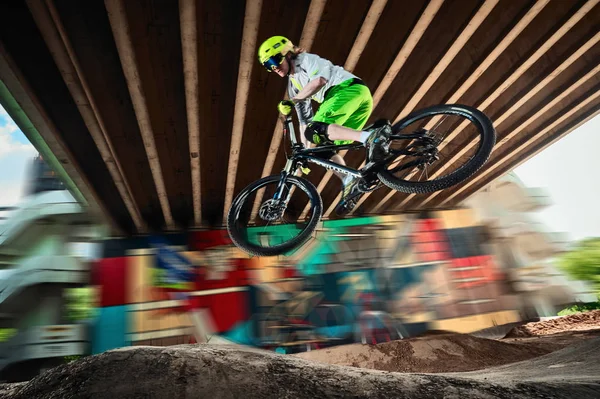 Saltar y volar en una bicicleta de montaña. Jinete en acción en el deporte bicicleta de montaña. Motociclista haciendo un truco y bajando saltando. Cool ciclista atleta en una bicicleta. MTB ciclismo . —  Fotos de Stock