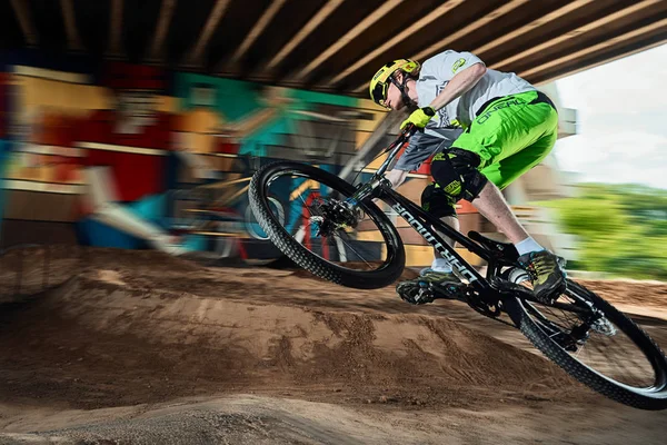 Atlama ve anında bir dağ bisikleti