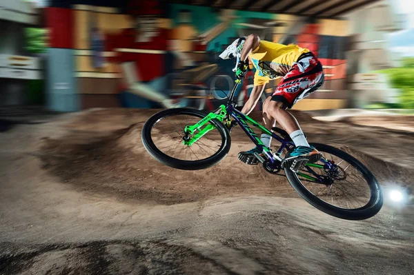 Atlama ve anında bir dağ bisikleti