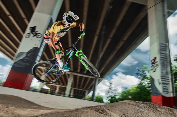 Atlama ve anında bir dağ bisikleti