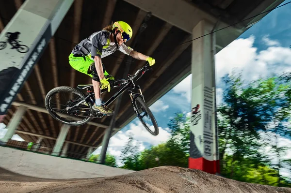 Atlama ve anında bir dağ bisikleti
